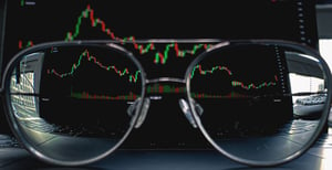 stock-market-glasses-unsplash-crop